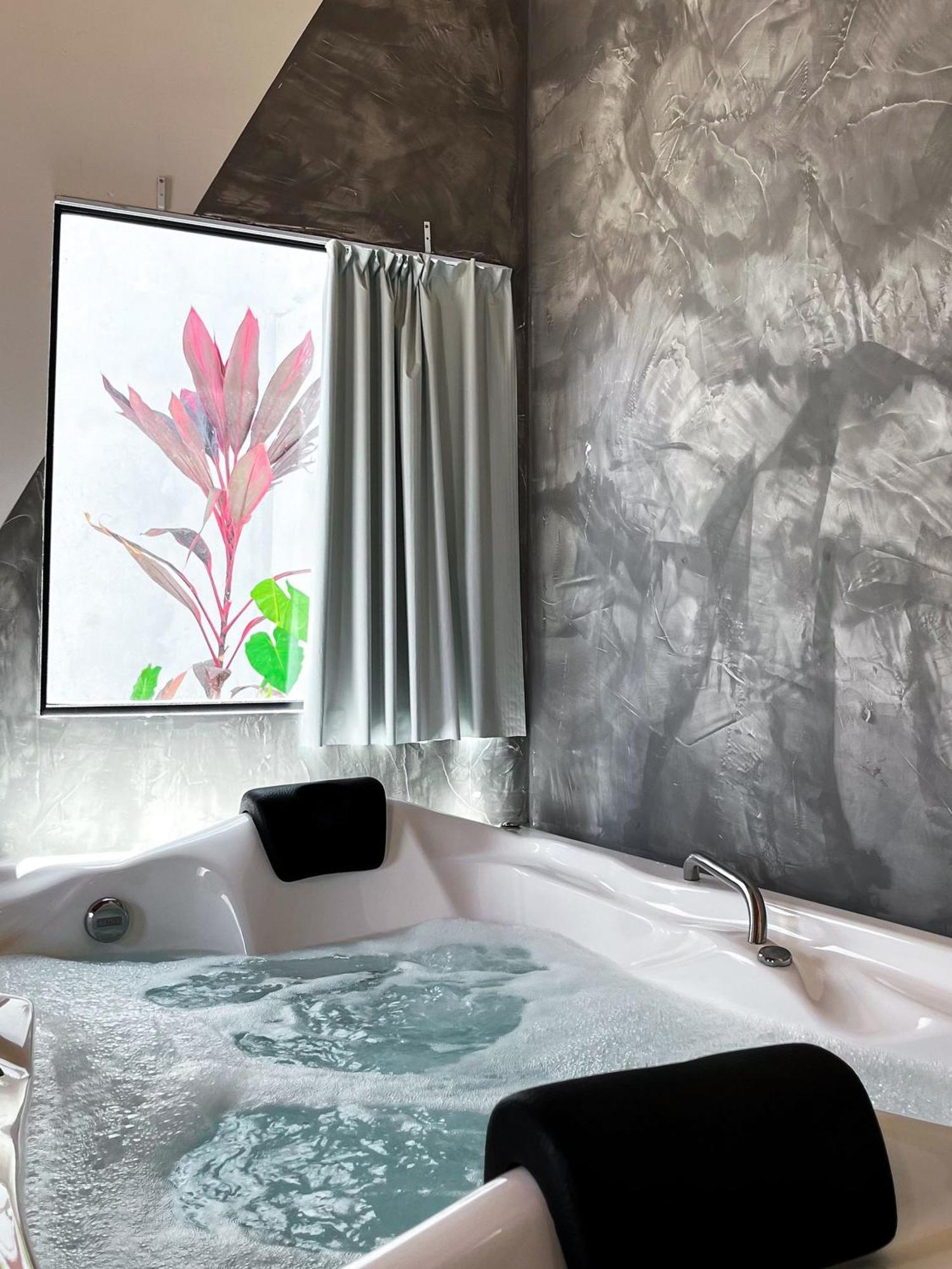 Suíte com Cama King-size e Banheira de Hidromassagem